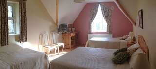 Отели типа «постель и завтрак» Yeats Lodge B&B Drumcliff Семейный номер с видом на сад-3